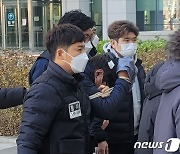 '신변보호 전 연인 가족 살해' 20대 법원 출석..묵묵부답