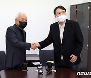 尹 직속 '새시대委' 외연확장 포문..김한길 "정권교체, 오직 윤석열뿐"