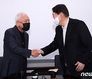 새시대준비위원회 공식 출범..손잡은 윤석열·김한길