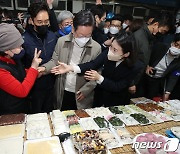 김천 황금시장 찾은 이재명 더불어민주당 대선 후보