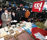 김천 황금시장 상인들과 대화 나누는 이재명 후보