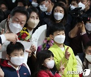 웃으며 기념촬영하는 이재명 후보