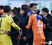 강원 잔류 이끈 최용수 감독 "마사의 한 마디, 우릴 자극했다"