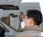 '박정희 성과' 경부고속도로 기념탑 찾은 이재명