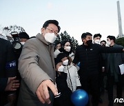 李 "전두환 용서 못하지만 경제성장 사실..박정희 산업화 되새길 필요"