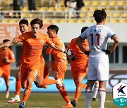 [승강 PO] '황문기 끝내기 득점' 강원, 대전 상대 4-1 대역전승..K리그1 잔류 확정