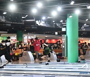 [포토] 레인 향해 볼 던지는 게토레이 챔피언십 볼링대회 참가자들