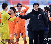 [포토] 선수들과 승리 기쁨 나누는 최용수 감독