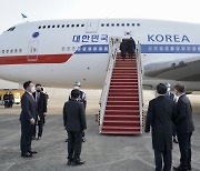 文대통령 호주로 출국..방산, 광물공급망 논의 (종합)