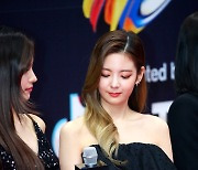 있지(ITZY) 예지, 리아 '인터뷰 했지' [EM포토]