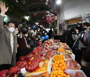 TK서 '경제대통령' 외친 李, 중도·진보 인사 끌어안는 尹