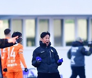 [포토] '잔류성공이다' 승리 후 기뻐하는 강원 최용수 감독