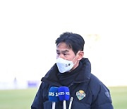 [포토] '여유있는 모습' 승리 후 인터뷰 하는 강원 최용수 감독