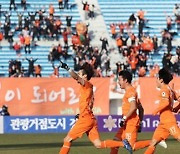 '최용수 매직' 강원, 대전에 합계 4-2 역전승..K리그1 잔류 성공