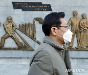 이재명, '박정희 성과' 경부고속도로 기념탑 방문