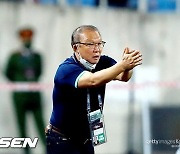 '박항서호' 베트남, 말레이시아에 3-0 '완승'..조 2위+2연승