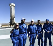 [사진]블루오리진 3번째 승객들 "우주여행 잘 마쳤어요"