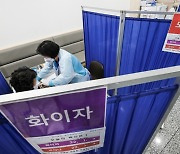 화이자 2차접종도 오미크론엔 '속수무책'.."부스터샷 맞아야 예방효과 100배"