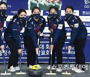 여자컬링 팀 킴, 올림픽 자격대회 첫날 1승1패