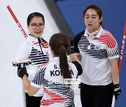 '4년 전 영광 재도전' 女 컬링 '팀 킴' 올림픽 자격 대회 첫날 1승 1패