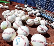 KIA, 연고지역 초·중교에 야구 용품 지원