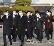 공군 1호기 향하는 문재인 대통령