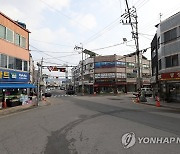 오미크론 의심 확진자 발생..인적 드문 시가지