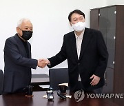 인사하는 윤석열 대선후보와 김한길