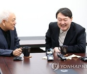 대화하는 윤석열 대선후보와 김한길