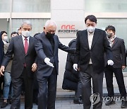 윤석열 대선후보에게 자리 안내하는 김한길