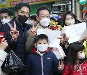 어린이들과 기념촬영하는 이재명 후보