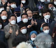 지지자들과 기념촬영하는 이재명 후보