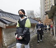 "따뜻한 겨울 보내세요"..넥센타이어 '사랑의 연탄' 배달 봉사활동