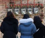 물가 비상.. 내년 상반기 전기-가스 요금 동결 검토