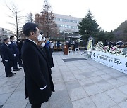 청암 박태준 선생 동상 바라보는 이재명