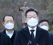 '전두환 공과' 놓고 "부적절" 당내 비판..李 "흑백논리 지나쳐" 반박