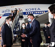 호주 참전용사 만난 文대통령 "보훈에 국경 없어..끝까지 예우"(종합)