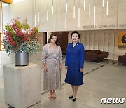 김정숙 여사 '제니 모리슨 호주 총리 부인과 나란히'