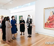 김정숙 여사, 호주 국립초상화미술관 방문