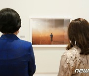 김정숙 여사 '작품 앞에 나란히'