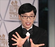 유재석, 코로나19 확진으로 스케줄 모두 취소..방송가 긴장