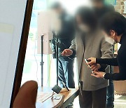 '방역패스 과태료' 첫날..곳곳 앱 먹통에 혼선·반발