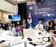호주 6·25 참전용사 만난 文 "韓, 전쟁의 폐허딛고 선진국됐다"
