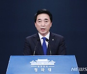 靑 "격리해제자 30%가 병상에..美처럼 퇴실 기준 마련"