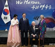 참전용사들과 기념촬영하는 문재인 대통령과 김정숙 여사