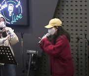 '라디오쇼' 다비치 이해리 "강민경, 입 뻥긋하면 멀리 보낼 수 있어" 너스레