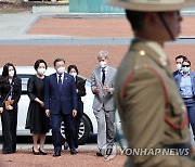 한국전 참전기념비 방문한 문재인 대통령