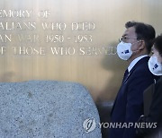 한국전 참전 기념비 설명 듣는 문재인 대통령