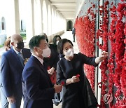 한국전 전몰장병 명단 벽에 꽃 다는 문재인 대통령