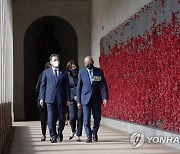 전쟁기념관 방문한 문재인 대통령